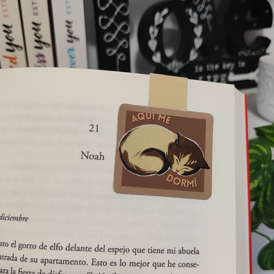Marcapáginas magnético gatito "aquí me dormí"