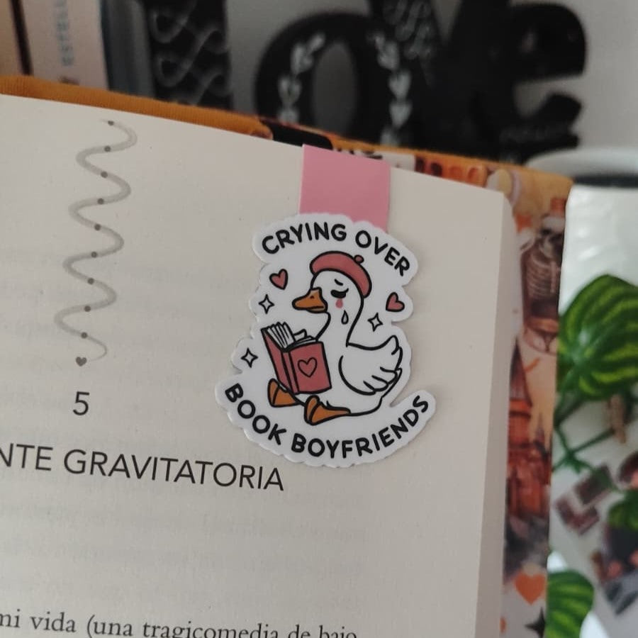 Marcapáginas magnético criying over book boyfriends